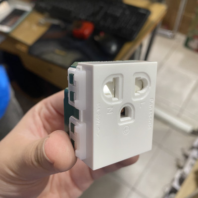 Ổ cắm đơn 3 chấu Panasonic WEV1181SW Wide có màng che, cắm nhanh - Hàng chính hãng