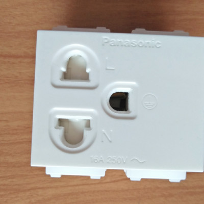 Ổ cắm đơn 3 chấu Panasonic WEV1181SW Wide có màng che, cắm nhanh - Hàng chính hãng