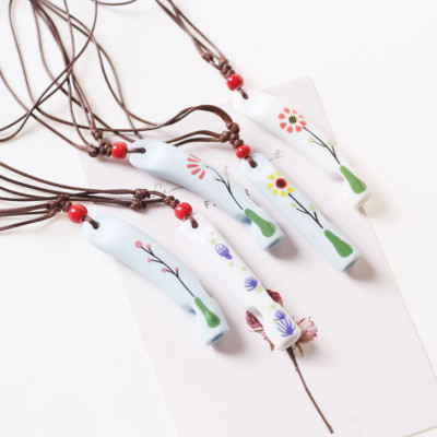 Vòng cổ gốm truyền thống còi vẽ hoa giao mầu ngẫu nhiên