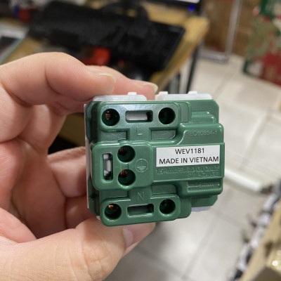 Ổ cắm đơn 3 chấu Panasonic WEV1181SW Wide có màng che, cắm nhanh - Hàng chính hãng