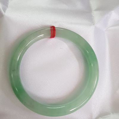 Vòng Tay Nữ đá ngọc cẩm thạch tự nhiên A TR Lý SAO 52mm Size Vòng 52mm x 7,8mm màu Trắng xanh lý 2 bên bóng đẹp Nữ 51kg - 56kg đeo đẹp ạ Món Quà Ý nghĩa Anh Chị tặng Mẹ, Vợ, người thân yêu ạ