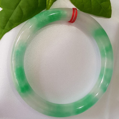 ️Vòng tay nữ đá Cẩm Thạch tự nhiên mới TR LÝ IC 52mm x chột 8mm vòng màu xanh trắng đều đẹp nữ 50kg - 54kg đeo ạ