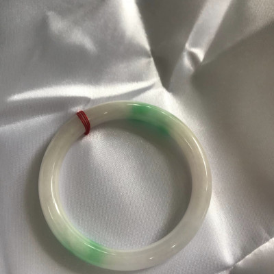 Vòng tay nữ Cẩm Thạch tự nhiên mới TR LÝ IC 50mm x chột 7mm Vòng màu trắng bóng xanh lý nhẹ 2 bên nữ mệnh kim mệnh thủy 49kg - 52kg đeo ạ