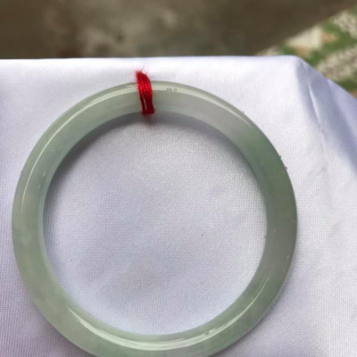 Vòng cẩm thạch tự nhiên Tr A 47mm x 6,8mm  Vòng màu Trắng Bóng Xanh Da trời nhẹ đều cả vòng thiệt là đẹp ạ  Nữ tay nhỏ 40kg - 47kg ạ