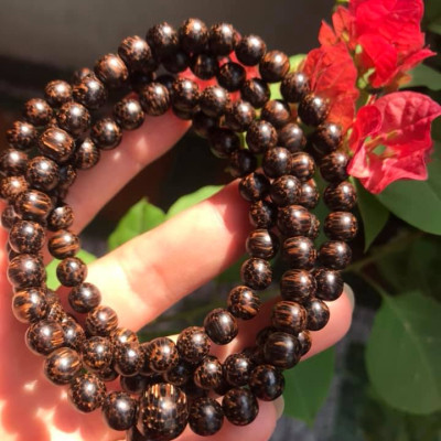 VÒNG ĐEO TAY GỖ TRẦM HƯƠNG QUẤN TAY KIỂU  SIZE HẠT 7MM MÙI GỖ TỰ NHIÊN THƠM THƠM NHẸ Ạ  MÀU NÂU GỖ VÂN VÂN TỰ NHIÊN ĐEO TAY SANG Ạ