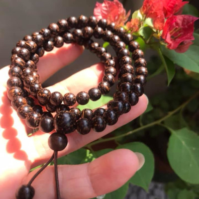 VÒNG ĐEO TAY GỖ TRẦM HƯƠNG QUẤN TAY KIỂU  SIZE HẠT 7MM MÙI GỖ TỰ NHIÊN THƠM THƠM NHẸ Ạ  MÀU NÂU GỖ VÂN VÂN TỰ NHIÊN ĐEO TAY SANG Ạ