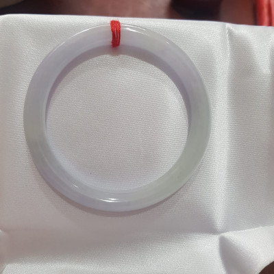 Vòng cẩm thạch Tự nhiên Tím A Trắng 49mm x 6,8mm  Vòng màu tím nhẹ trắng vòng đẹp  Nữ mệnh Kim Thủy 45kg - 50kg ạ