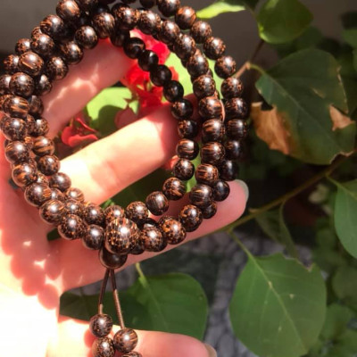 VÒNG ĐEO TAY GỖ TRẦM HƯƠNG QUẤN TAY KIỂU  SIZE HẠT 7MM MÙI GỖ TỰ NHIÊN THƠM THƠM NHẸ Ạ  MÀU NÂU GỖ VÂN VÂN TỰ NHIÊN ĐEO TAY SANG Ạ