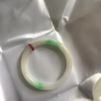 Vòng tay nữ Cẩm Thạch tự nhiên mới TR LÝ IC 50mm x chột 7mm Vòng màu trắng bóng xanh lý nhẹ 2 bên nữ mệnh kim mệnh thủy 49kg - 52kg đeo ạ