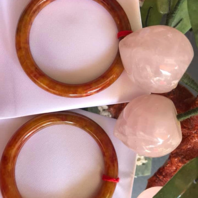 CHIẾC VÒNG TAY ĐÁ CẨM THẠCH TỨ QUÝ SIZE 49MM MỚI  MÀU CAM BÔNG VÀNG ĐỎ CHANH ĐẬM BÓNG ĐẸP XINH LẠ LẮM  NỮ MỆNH THỔ HOẢ KIM 45kg đến 52kg Đeo ạ