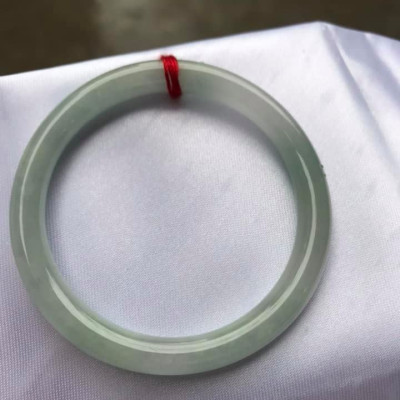 Vòng cẩm thạch tự nhiên Tr A 47mm x 6,8mm  Vòng màu Trắng Bóng Xanh Da trời nhẹ đều cả vòng thiệt là đẹp ạ  Nữ tay nhỏ 40kg - 47kg ạ