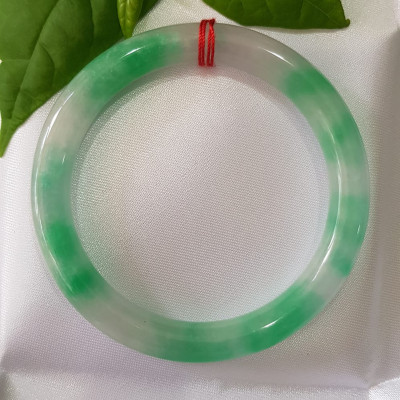 ️Vòng tay nữ đá Cẩm Thạch tự nhiên mới TR LÝ IC 52mm x chột 8mm vòng màu xanh trắng đều đẹp nữ 50kg - 54kg đeo ạ