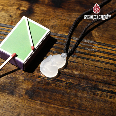 Mặt dây chuyền hồ ly đá mã não trắng 3x2.2cm mệnh thủy, kim - Ngọc Quý Gemstones
