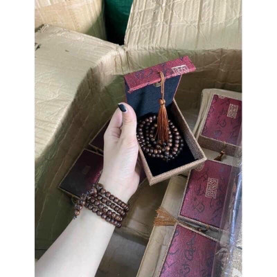 Vòng đeo tay trầm 108 hạt  kèm lá bồ đề , có hộp đựng  bằng gấm cao cấp , phù hợp  cho cả nam và nữ 