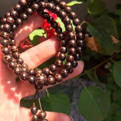 VÒNG ĐEO TAY GỖ TRẦM HƯƠNG QUẤN TAY KIỂU  SIZE HẠT 7MM MÙI GỖ TỰ NHIÊN THƠM THƠM NHẸ Ạ  MÀU NÂU GỖ VÂN VÂN TỰ NHIÊN ĐEO TAY SANG Ạ