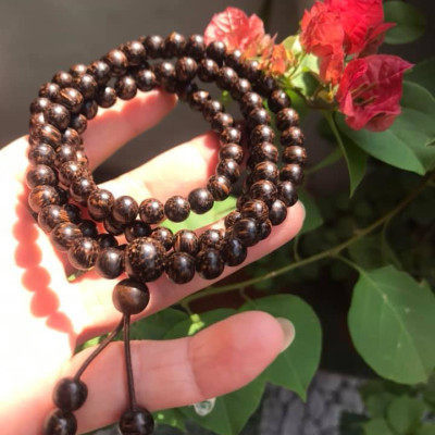 VÒNG ĐEO TAY GỖ TRẦM HƯƠNG QUẤN TAY KIỂU  SIZE HẠT 7MM MÙI GỖ TỰ NHIÊN THƠM THƠM NHẸ Ạ  MÀU NÂU GỖ VÂN VÂN TỰ NHIÊN ĐEO TAY SANG Ạ