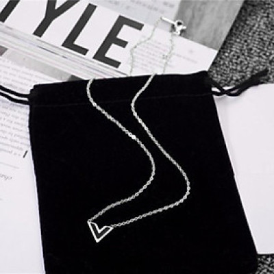 Dây chuyền nữ titan thời trang cao cấp mặt chữ V nền đen thép không gỉ trangsucpt 3 màu sắc DCNUT74