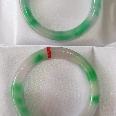 ️Vòng tay nữ đá Cẩm Thạch tự nhiên mới TR LÝ IC 52mm x chột 8mm vòng màu xanh trắng đều đẹp nữ 50kg - 54kg đeo ạ