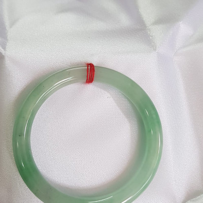 Vòng Tay Nữ đá ngọc cẩm thạch tự nhiên A TR Lý SAO 52mm Size Vòng 52mm x 7,8mm màu Trắng xanh lý 2 bên bóng đẹp Nữ 51kg - 56kg đeo đẹp ạ Món Quà Ý nghĩa Anh Chị tặng Mẹ, Vợ, người thân yêu ạ