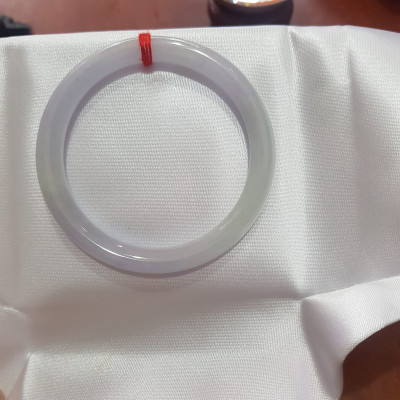 Vòng cẩm thạch Tự nhiên Tím A Trắng 49mm x 6,8mm  Vòng màu tím nhẹ trắng vòng đẹp  Nữ mệnh Kim Thủy 45kg - 50kg ạ