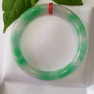 ️Vòng tay nữ đá Cẩm Thạch tự nhiên mới TR LÝ IC 52mm x chột 8mm vòng màu xanh trắng đều đẹp nữ 50kg - 54kg đeo ạ