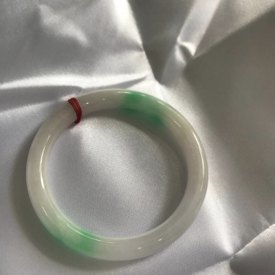 Vòng tay nữ Cẩm Thạch tự nhiên mới TR LÝ IC 50mm x chột 7mm Vòng màu trắng bóng xanh lý nhẹ 2 bên nữ mệnh kim mệnh thủy 49kg - 52kg đeo ạ