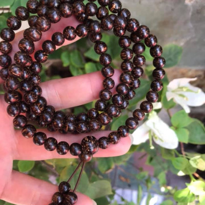 VÒNG ĐEO TAY GỖ TRẦM HƯƠNG QUẤN TAY KIỂU  SIZE HẠT 7MM MÙI GỖ TỰ NHIÊN THƠM THƠM NHẸ Ạ  MÀU NÂU GỖ VÂN VÂN TỰ NHIÊN ĐEO TAY SANG Ạ