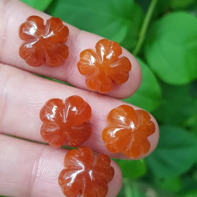 Mặt Bông Hoa cỏ 4 lá màu cam đậm nữ phối vòng tay,làm mặt nhẫn Chất liệu đá cẩm thạch size hạt 15mm x dầy 6mm Nữ về phối với vòng tay của mình đeo hay làm mặt nhẫn mặt dây chuyền đeo xinh ạ