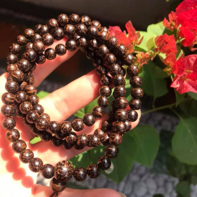 VÒNG ĐEO TAY GỖ TRẦM HƯƠNG QUẤN TAY KIỂU  SIZE HẠT 7MM MÙI GỖ TỰ NHIÊN THƠM THƠM NHẸ Ạ  MÀU NÂU GỖ VÂN VÂN TỰ NHIÊN ĐEO TAY SANG Ạ