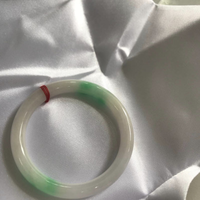 Vòng tay nữ Cẩm Thạch tự nhiên mới TR LÝ IC 50mm x chột 7mm Vòng màu trắng bóng xanh lý nhẹ 2 bên nữ mệnh kim mệnh thủy 49kg - 52kg đeo ạ