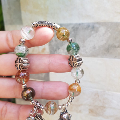 Vòng tay phong thủy may mắn đá thạch anh Ưu linh tự nhiên  Charm bạc kiểu hình chiếc lá mèo may mắn hoa đẹp lắm ạ  Nữ đeo lên tay vừa đẹp vừa sang tốt cho sưc khỏe, may mắn và phong cách trẻ trung sang trọng ạ