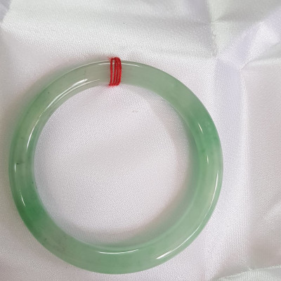 Vòng Tay Nữ đá ngọc cẩm thạch tự nhiên A TR Lý SAO 52mm Size Vòng 52mm x 7,8mm màu Trắng xanh lý 2 bên bóng đẹp Nữ 51kg - 56kg đeo đẹp ạ Món Quà Ý nghĩa Anh Chị tặng Mẹ, Vợ, người thân yêu ạ