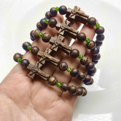 Vòng đeo tay, lắc tay thánh giá từ gỗ trầm hương sánh chìm tự nhiên