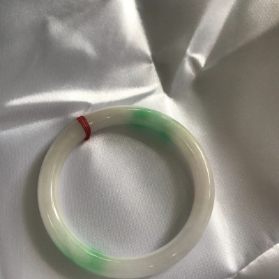 Vòng tay nữ Cẩm Thạch tự nhiên mới TR LÝ IC 50mm x chột 7mm Vòng màu trắng bóng xanh lý nhẹ 2 bên nữ mệnh kim mệnh thủy 49kg - 52kg đeo ạ