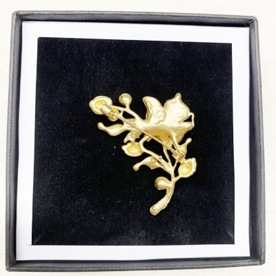 Cài áo nhánh hoa mai đính ngọc kim loại màu vàng sang trọng