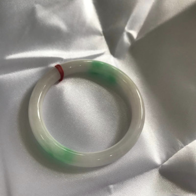 Vòng tay nữ Cẩm Thạch tự nhiên mới TR LÝ IC 50mm x chột 7mm Vòng màu trắng bóng xanh lý nhẹ 2 bên nữ mệnh kim mệnh thủy 49kg - 52kg đeo ạ