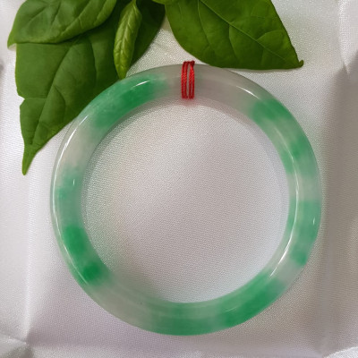 ️Vòng tay nữ đá Cẩm Thạch tự nhiên mới TR LÝ IC 52mm x chột 8mm vòng màu xanh trắng đều đẹp nữ 50kg - 54kg đeo ạ