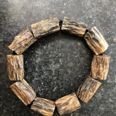 vòng trầm hương đeo tay tự nhiên cho nam