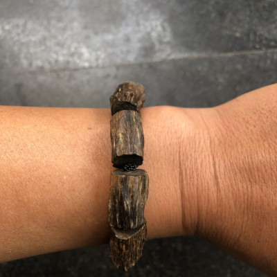 vòng trầm hương đeo tay tự nhiên cho nam