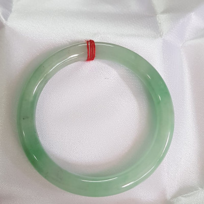 Vòng Tay Nữ đá ngọc cẩm thạch tự nhiên A TR Lý SAO 52mm Size Vòng 52mm x 7,8mm màu Trắng xanh lý 2 bên bóng đẹp Nữ 51kg - 56kg đeo đẹp ạ Món Quà Ý nghĩa Anh Chị tặng Mẹ, Vợ, người thân yêu ạ