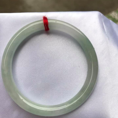 Vòng cẩm thạch tự nhiên Tr A 47mm x 6,8mm  Vòng màu Trắng Bóng Xanh Da trời nhẹ đều cả vòng thiệt là đẹp ạ  Nữ tay nhỏ 40kg - 47kg ạ