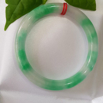 ️Vòng tay nữ đá Cẩm Thạch tự nhiên mới TR LÝ IC 52mm x chột 8mm vòng màu xanh trắng đều đẹp nữ 50kg - 54kg đeo ạ