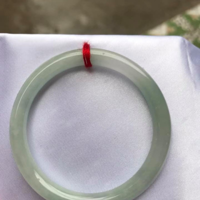 Vòng cẩm thạch tự nhiên Tr A 47mm x 6,8mm  Vòng màu Trắng Bóng Xanh Da trời nhẹ đều cả vòng thiệt là đẹp ạ  Nữ tay nhỏ 40kg - 47kg ạ