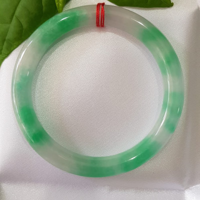 ️Vòng tay nữ đá Cẩm Thạch tự nhiên mới TR LÝ IC 52mm x chột 8mm vòng màu xanh trắng đều đẹp nữ 50kg - 54kg đeo ạ