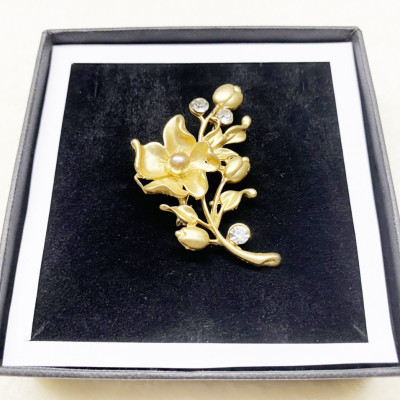 Cài áo nhánh hoa mai đính ngọc kim loại màu vàng sang trọng