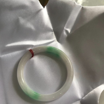 Vòng tay nữ Cẩm Thạch tự nhiên mới TR LÝ IC 50mm x chột 7mm Vòng màu trắng bóng xanh lý nhẹ 2 bên nữ mệnh kim mệnh thủy 49kg - 52kg đeo ạ