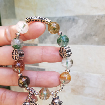 Vòng tay phong thủy may mắn đá thạch anh Ưu linh tự nhiên  Charm bạc kiểu hình chiếc lá mèo may mắn hoa đẹp lắm ạ  Nữ đeo lên tay vừa đẹp vừa sang tốt cho sưc khỏe, may mắn và phong cách trẻ trung sang trọng ạ