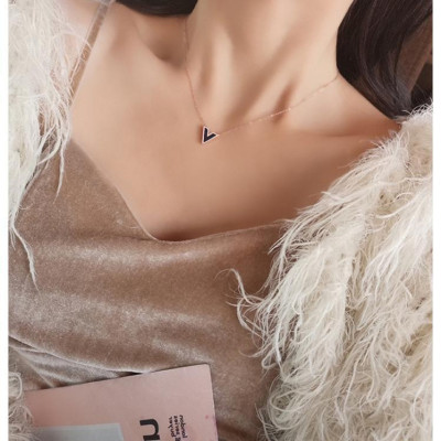 Dây chuyền nữ titan thời trang cao cấp mặt chữ V nền đen thép không gỉ trangsucpt 3 màu sắc DCNUT74