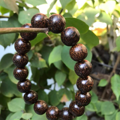 Vòng TAY GỖ TRẦM HƯƠNG TỰ NHIÊN HẠT TRÒN SIZE 13MM CÓ 17 HẠT LỌT VÀO VÒNG CUNG SANH NAM ĐEO TỐT Ạ