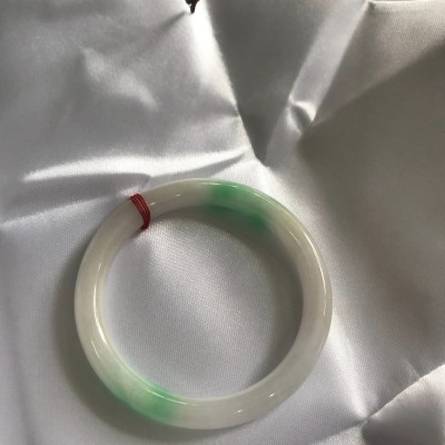 Vòng tay nữ Cẩm Thạch tự nhiên mới TR LÝ IC 50mm x chột 7mm Vòng màu trắng bóng xanh lý nhẹ 2 bên nữ mệnh kim mệnh thủy 49kg - 52kg đeo ạ